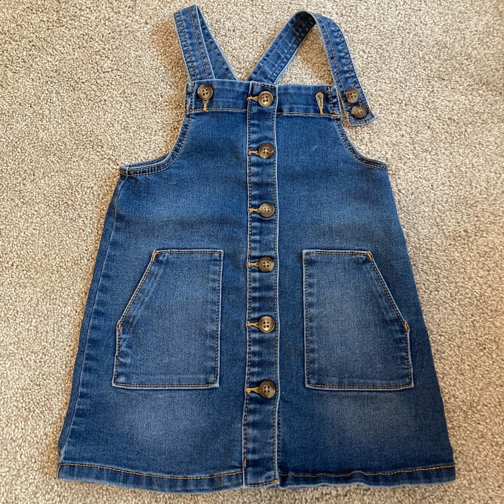 Precious denim jumper with adjustable straps and front pockets. Size 4T
